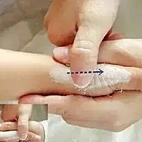 宝宝打嗝怎么办？推拿来帮你

       宝宝出生了，可是妈妈并没有放松，反而更加紧张了。哪最常见的打嗝...