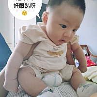 终于体验到了为人父母的乐趣👨🏻👩🏻 虽然每天围着他转吃不好睡不好 但是 他的一颦一笑分分钟都...