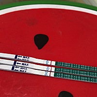 这个应该是怀了，下面是昨天早上测的，上面的是今天中午测出来的。小腹有点疼痛感，是正常的吗？