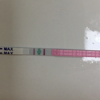 上面是上午10点测的排卵试纸，下面是刚刚2点多测的，这是强阳转弱了吗？今天会是排卵日吗？这么多天我只...