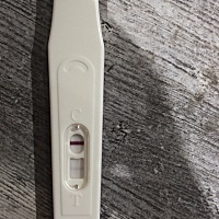 大家帮忙看一下 第一张图是我昨天下午测的 第二张图是今天早上晨尿测的，现在可以确定怀孕了么