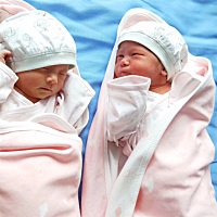 我的两个小公主👸今天21天啦 爸爸妈妈爱你们💋 伴随着你们健健康康的长大成人 。离出月子还有19天啦