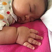 睡四个小时了，中途醒来给他练翻身，结果趴着后又睡着了。