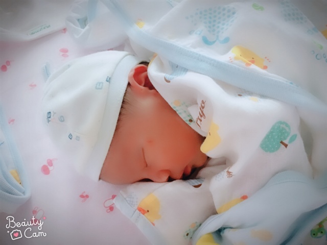 7.28.中午11:05分我的留级狗狗终于和我们见面了，妈妈的感觉真的很强，整个孕期身边很多人都说是女宝宝，只有我自己一心感觉是个男宝，果不其然，一个7斤半的男宝宝，一直想要顺产的最后由于种种原因选择了破腹产，从插尿管、麻醉、到手术结束，整个过程很快，除了紧张以外也没有感觉到疼痛，我是超级怕痛的人，平常抽血那些都会哭鼻子，（插尿管和麻醉都是有一丢丢难受的感觉，但是很快就过去了），出手术室到病房，接下来的六个小时就很刺激了，虽然此时麻药没过，镇痛棒也在身上，但是都无法抵挡护士不定时来按压宫底的酸爽，每一次我都忍不住哇哇大叫，到后面看见护士就浑身发抖，六小时后就不会再按压了，接下来我感觉第二天就会好很多，会让你在床上翻身，接着就是拔尿管，然后下床适当走动，排气之前只能喝汤，排气过后就能正常饮食，一切正常的话，术后第四天就可以出院了。