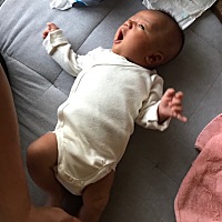 都一个月大了，最近一到夜晚就开始哭闹，又不是饿的，摸摸他嘴巴看样子又想吃的，给他吃，吃几口又不吃...