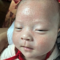 大夏天，宝宝穿着衣服你偏要再给她盖一层被子（婴儿专用），现在好了！是不是每天吵架才舒服！我是不是...