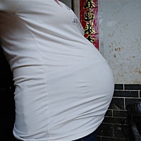 三十三周了，有亲戚在医院，所以知道是个闺女。。。肚子特别大，好多人都说像怀双胞胎😂😂😂我预...