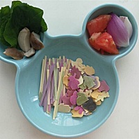 【宝午餐打卡】   野菜+口蘑+洋葱+西红柿+卡通面+长面+紫菜虾皮粉+牛肉松。 有一种美味，颜值担当，妙不...