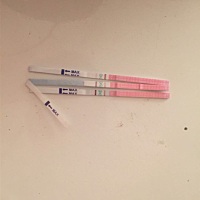 我想知道这个有没有排卵啊，我昨天到武汉检查做B 超有一个大卵泡 还打了破卵针 这是昨天晚上和今天测试...