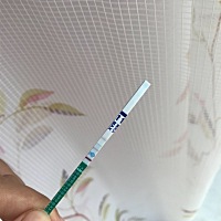 越备孕5个月这个月月经推迟6天没来，今早测试纸测试的结果！这是什么情况？有还是没有