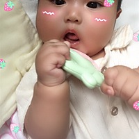 五个月的宝宝睡歪头了 怎么办 😫 抱起来的时候头就往左歪 纠正又好慢 听说严重的话 一岁以后要手术的...