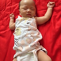 穿这么少背上还起了好多红疹，真的搞不懂那些左一层右一层裹着的孩子怎么过日子的？😢