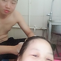 婆婆在旁边看到老公帮我洗头，他是不是心里有无数个嫉妒想打死我😂😂，估计老公长这么大还没帮他妈洗过