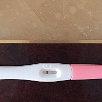 是不是怀孕了，末次月经6月28号，不过最近好几天胯骨旁边都是一阵一阵的痛，不知道是什么原因