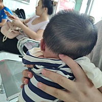 宝宝两个月了，头型一直是长长的，后面是扁的，一开始以为正常，打预防针的时候看到和他一样大的宝宝头...