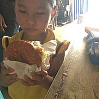 大热天的还要吃汉堡🍔，自己带孩子挣的💰，孩子要什么就给买