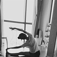 孕期运动🍊 因为自己是瑜伽教练，一直运动到分娩，孕妈咪建议三个月宝宝稳定之后可以练习但是要配合医...