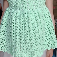 在老家爸妈帮忙带萱宝，自己就把怀孕时候囤多了的毛线拿出来，织了件外搭的洞洞毛衣，大小没把握好，后...