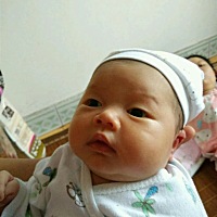 大宝三岁，小宝两个月，这两张照片是他们一个半月的时候照的，你们觉得他们长得像吗？ 大宝 小宝