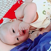 从奶水够到不够到一天可以多吸出俩瓶奶，值得纪念。同时也分享给母乳不足的妈妈，虽然过程很难熬，结果...