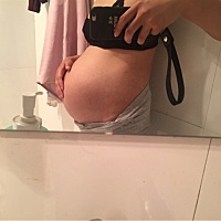 才32周，肚子就这么大了。每天都过的很煎熬，自己要做饭，还要带1岁7个月的宝宝。有时候跟老公诉一下苦...