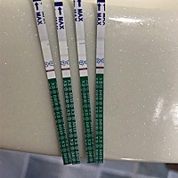 是不是假孕？从下往上看，分别是昨天早上、昨天晚上、今天凌晨4点和6点测的。感觉颜色越来越淡啊，末次...