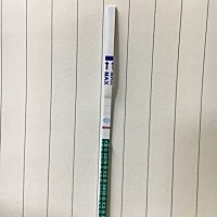 朋友们帮忙鉴定下，排卵后9天晨zzy试纸。