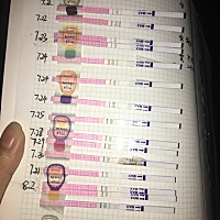 今天是排卵期同房的第11天，早孕若隐若现浅浅的印，几乎是白板吧！今天排卵试纸忽然加深，大家看看有戏...