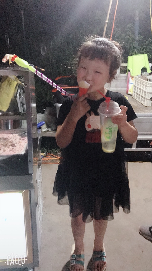 萱宝姐姐，属我们家这边老大了，看这体型，这吃相！二姨怎么养自己就怎么养娃！😒