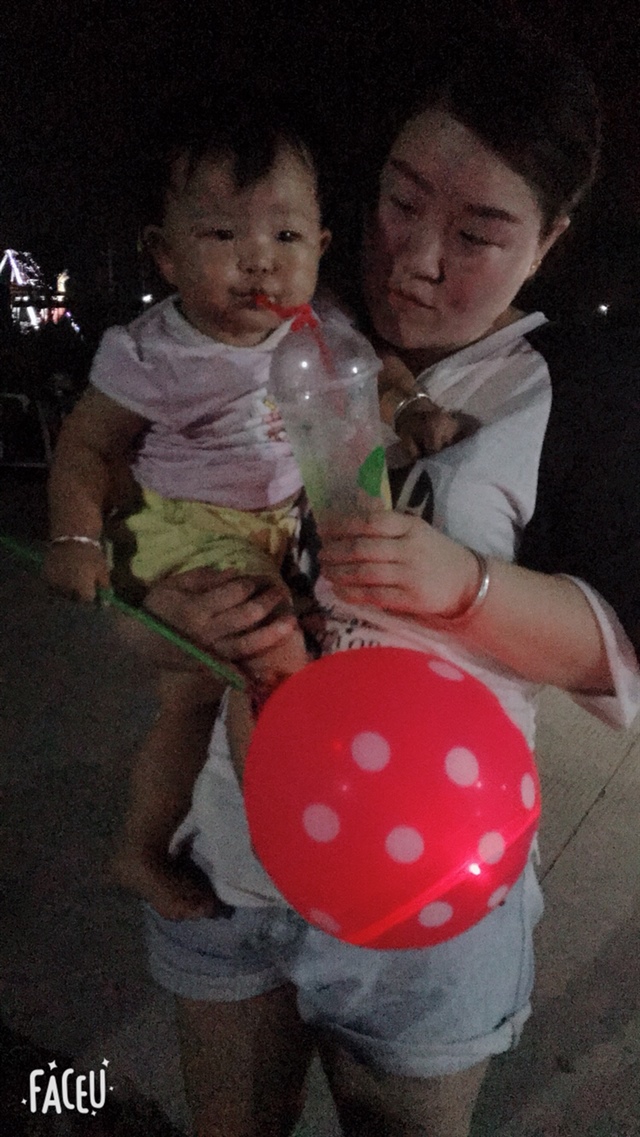 二姨带着就是各种吃和玩，萱宝特喜欢二姨，因为二姨可以让她尝试新的东西，冰镇果汁，西瓜，炒酸奶，烤串，烤香肠......不像妈妈这也不让吃那也不让吃😂😂😂