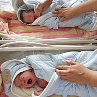 本以为一男一女  哈哈  两男宝出生第二天