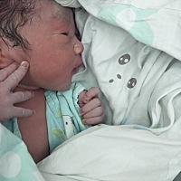 从昨天晚上12点过后就开始肚子疼，4点多去的医院，6点多羊水破了医生说宝宝在里面拉屎了，要求破腹怕宝...