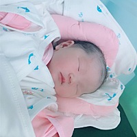 昨天剖的，女孩7.8斤，一直以为就5到6斤，一切平安，三胎剖腹产也没想的很难受