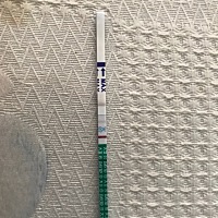 7月11日末次月经起始日，今早用早孕试纸测的结果。肚子偶尔有痛经的感觉，本身下周也来月经。看测试纸的...