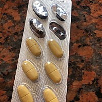 各位宝妈准宝妈，小女子有个问题请教大家，请问这款小黄爱乐维和 小白片爱乐维有什么区别，我准备怀孕的...