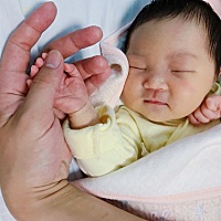 剖腹产第七天，6斤6两，女宝儿。接健康宝宝了，接好孕了👏👏👏👏👏 爸爸和我，大手拉小手