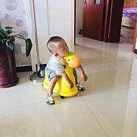 【宝宝成长之训练尿尿篇】宝宝一岁多，夏天还没有来之前我就一直在想如果夏天白天不给他穿拉拉裤怎么训...