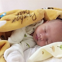 坐月子没人照顾，就老公休假照顾我两个星期了，明天他要上班了，我要坚强，看着宝宝一天一天的在长大，...