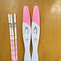 试纸有加深，但是验孕棒却半死不活的，到底是不是怀孕啊，郁闷