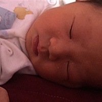 宝宝每次吃奶时间短，睡觉时间却很长