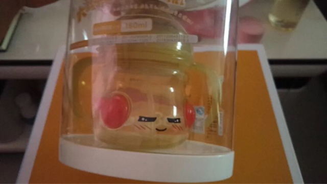 作为一个颜值控，选这款奶瓶绝对没错，收到我都不忍心拆了，太精致了，不用把奶瓶倒立就能吃完奶，奶嘴很软，都说这款是奶瓶中的爱马仕