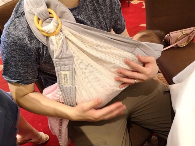 这是奶爸爱心版小背带，小棉袄最贴心了，现在女女都是爸b在背着，我倒是轻松不少了