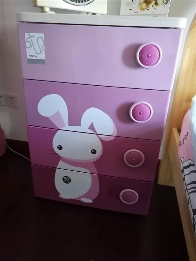 这个是35周，爸b努力从楼下一个人搬上4楼的小宝宝收纳柜，爸b还说，只有为宝宝辛苦才是甜的