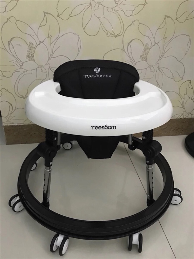 还有这学步车，虽然我是赞成宝宝坐学步车的，但是老人家强调买，为了颜值好看，我也买了这款酷酷的学步车