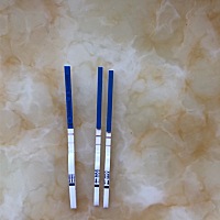 末次月经7月8号13号结束 8月4号测出两个红杠 颜色还挺深  但是网上说月经推迟一个星期才能测出怀孕 我这...