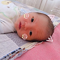 孩子睡觉不安 而且只吃不长 拉大便还不规律 有懂的宝妈吗   最后一张是刚出生的 前两张是现在的 宝妈们...