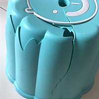 奉劝各位孕妈不要坐这种凳子，拒绝所有塑料凳子，我坐着洗澡，现在已经屁股开花了，你们看着办吧😂😂