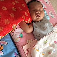 孩子22天了，偶尔嘴里吐唾沫泡泡怎么回事？知道的评论一下谢谢