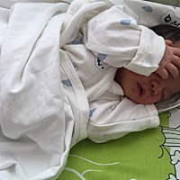 6号预产期前一天出生的女宝宝。5号早上六点左右见红过，七点开始五到六分钟宫缩疼痛一次，十一点左...