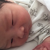 宝宝出生了5斤4两，小王子一枚，老大14了